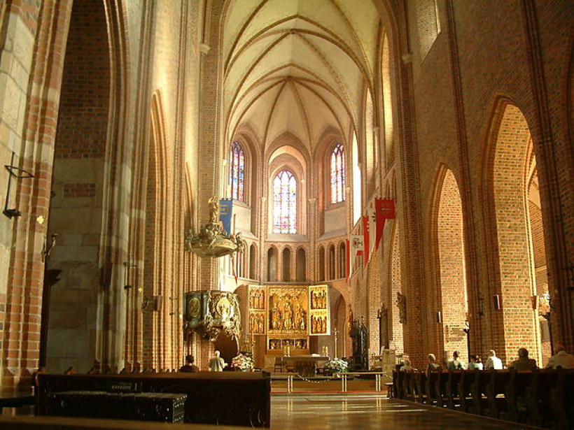 640px-katedra-poznan-wnetrze-rb1.jpg