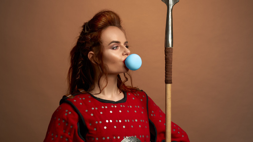 woman warrior blowing big blue bubble gum kadr