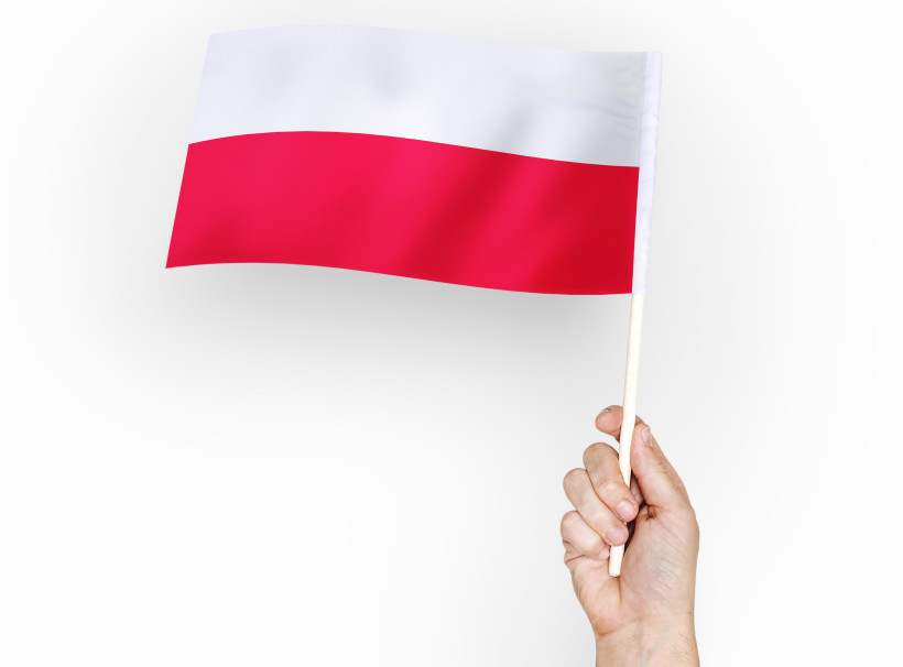 osoba machajaca flaga rzeczypospolitej polskiej kadr