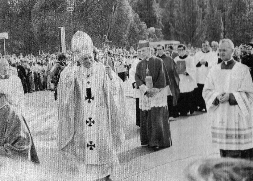 Papiez Jan Pawel II i kardynal Stefan kardynal Wyszynski w drodze na plac Zwyciestwa w dniu 2 czerwca 1979