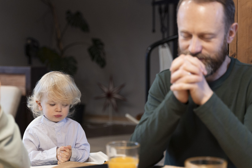 chrzescijanska rodzina modli sie razem
