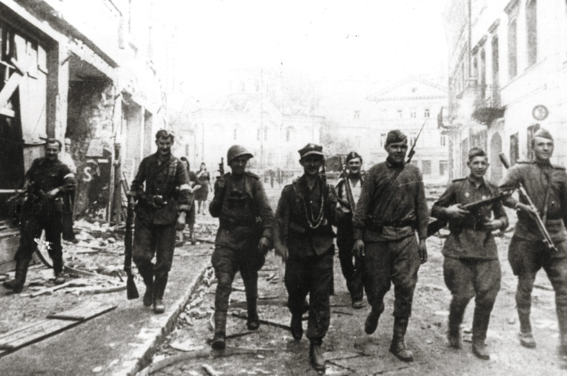 19440712 soviet and ak soldiers vilnius