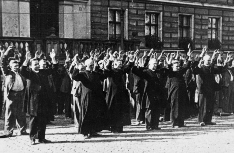 Bydgoszcz 1939 Polish priests and civilians at the Old Market