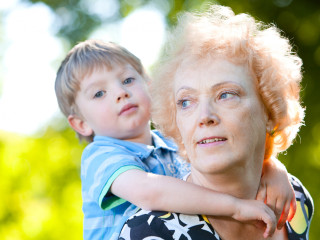 starsza kobieta z jej wnukiem w parku