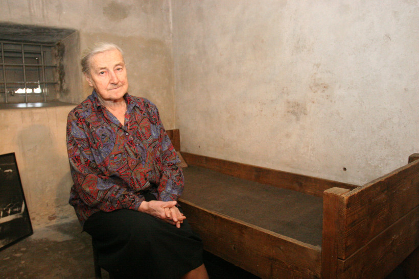 77 Fot. Zbiory Muzeum Narodowego w Lublinie. Wanda Poltawska w jednej z cel bylego aresztu gestapo Pod Zegarem w Lublinie 2006 r.