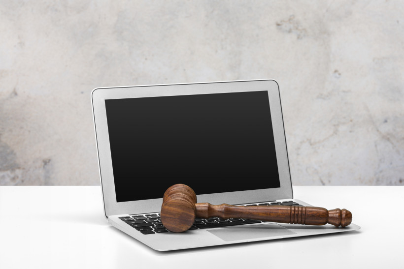 laptop i mlotek na stole