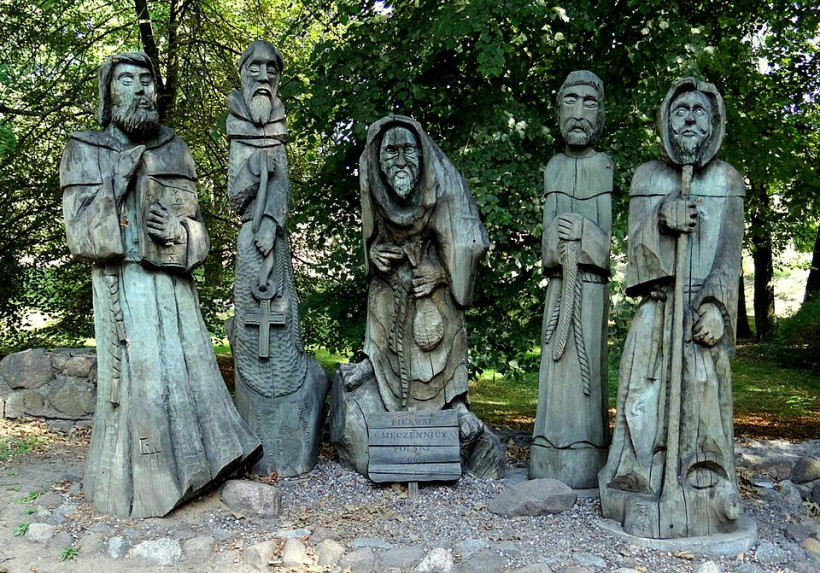 Miedzyrzecz. Pierwsi polscy meczennicy przed budynkiem muzeum