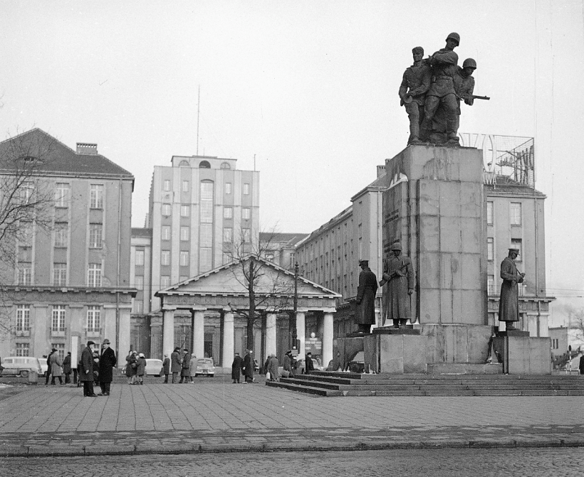 Pomnik Braterstwa na tle bylego Urzedu Bezpieczenstwa fot. Z. Siemaszko 1963