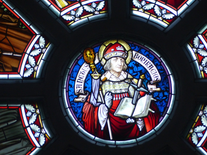 Schalding Pfarrkirche   Fensterrose 2 Bonifatius