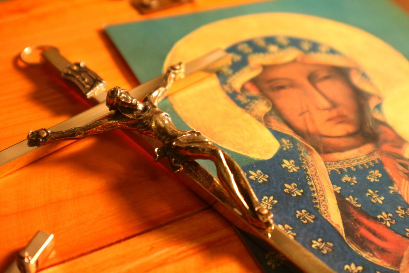 Tęczowa Matka Boska nie obraża uczuć religijnych? Bp Milewski: "To smutny dzień dla nas katolików"