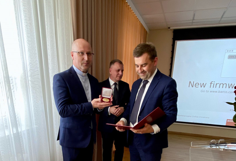 Złota Honorowa Odznaka dla ks. Dariusza Wojteckiego